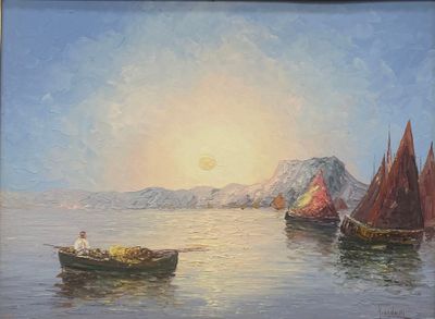 un tableau représentant des bateaux sur un plan d'eau, avec une montagne en arrière-plan