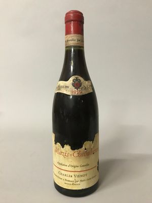 bouteille de vin rouge sur une table blanche sur fond blanc