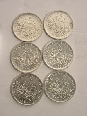 six pièces canadiennes différentes posées sur une surface blanche