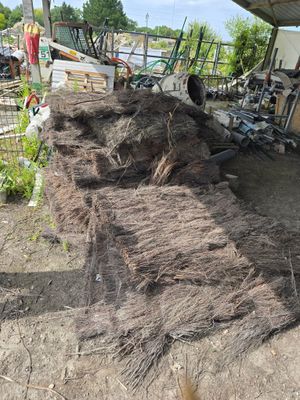 un gros tas de terre au milieu d'une cour