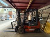 un chariot élévateur garé dans un garage