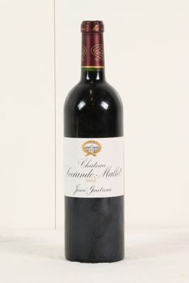 une bouteille de vin posée sur une table