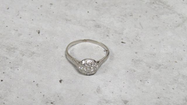 Bague marguerite en platine à décor de 9 petits diamants. En règl...