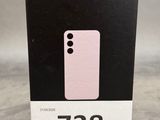 une boîte sur laquelle est posé un téléphone rose, posée sur une table