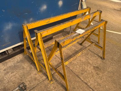 un banc jaune posé par terre