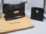 sac à main en cuir noir avec des finitions dorées et un portefeuille assorti