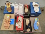 Plusieurs paires de chaussures pour femmes sont posées sur une table