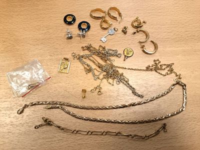 Ensemble cpt : Bijoux fantaisie en métal doré, on y joint de… - Photo 1