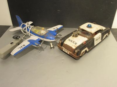 deux avions miniatures et une petite voiture posés sur une table