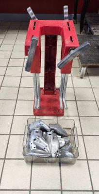 une machine rouge posée sur un sol carrelé