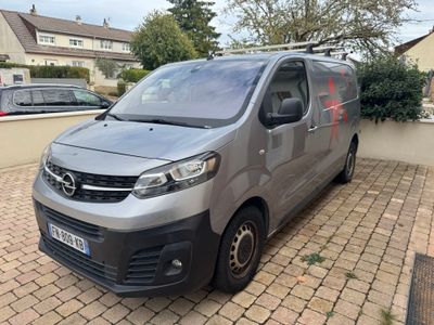 La camionnette est garée sur le bord de la route, devant une maison.