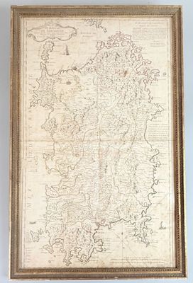 une grande carte ancienne de l'Irlande, encadrée d'or, accrochée au mur