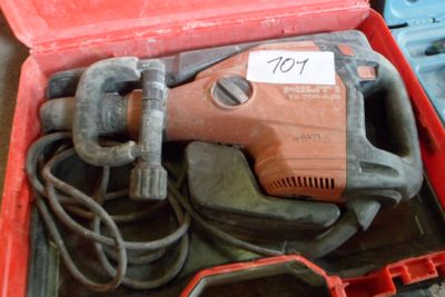 une boîte à outils rouge avec des outils à l'intérieur