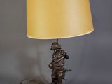 une image représentant une lampe posée sur une table, surmontée d'un abat-jour