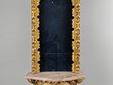 une chaise richement sculptée, avec une assise en velours bleu et un cadre doré