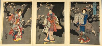 Trois tableaux représentant des femmes vêtues de costumes traditionnels japonais sont accrochés au mur.