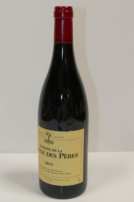 une bouteille de vin posée sur une table