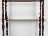 une étagère en bois surmontée de trois tablettes