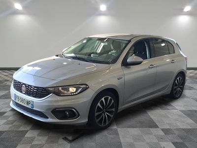 la voiture argentée est garée sur un sol en damier dans le garage