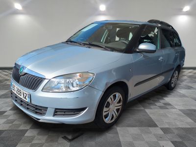 une photo d'une voiture bleue garée dans un garage
