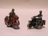 deux figurines représentant des personnes à moto sur un fond blanc