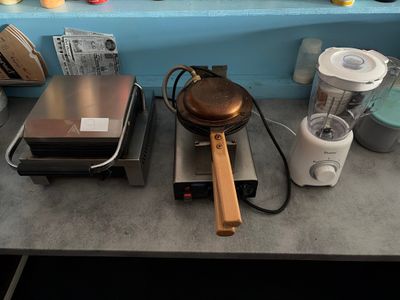 une casserole et une poêle posées sur un plan de travail