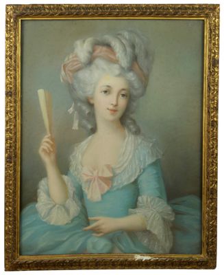 portrait d'une femme en robe bleue tenant un peigne et un miroir