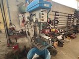 une machine qui se trouve dans une pièce où il y a de nombreux outils