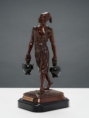 une image représentant une statue de femme tenant deux tasses
