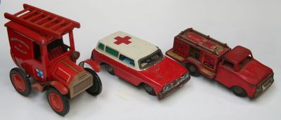 trois camions de pompiers miniatures placés les uns à côté des autres