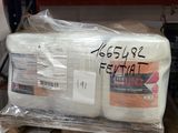 une boîte de papier toilette posée sur une palette dans un magasin