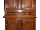 une image d'une armoire en bois avec des sculptures sur les portes