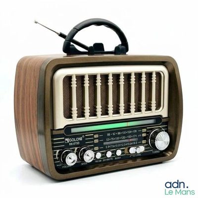 une radio posée sur une table