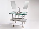 un lavabo avec un miroir au-dessus