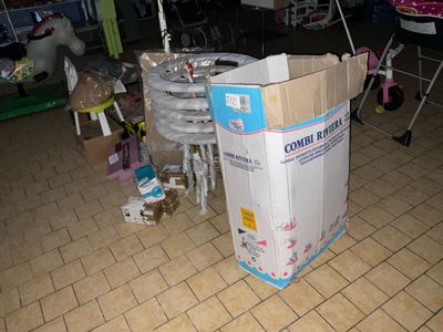 une boîte posée par terre à côté d'une chaise