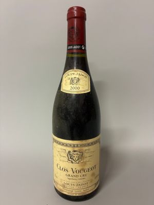 une vieille bouteille de vin posée sur une table