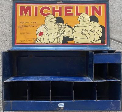 une enseigne portant l'inscription « Michel » sur la façade d'un immeuble