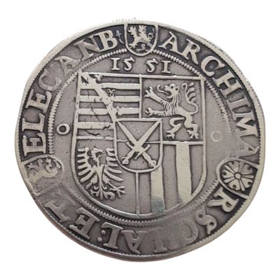 une image représentant une pièce d'argent sur laquelle figure un blason