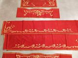 un lot de quatre sets de table rouges avec des bordures dorées