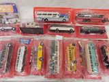 de nombreux modèles différents de petits trains et de petits bus dans des sachets en plastique