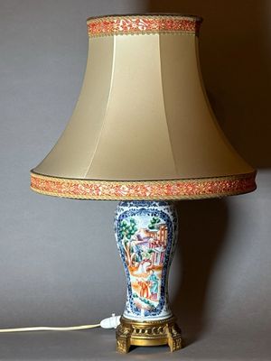 CHINE, XIXe siècle Vase balustre en porcelaine à décor polyc…