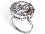 une image d'une bague en diamant sur fond blanc