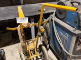 une photo d'une machine qui se trouve dans un entrepôt
