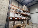 un grand entrepôt rempli de boîtes et de palettes