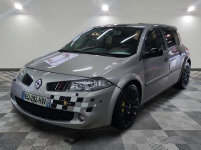 la photo d'une voiture argentée garée dans un garage