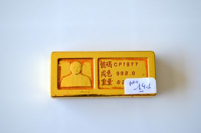 Une masse de poids en métal doré