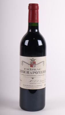 bouteille de vin rouge sur une table blanche sur fond blanc