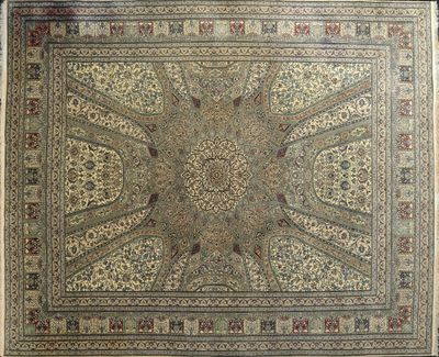 IRAN NAÏN Important et fin tapis en laine et soie Vers 1975/… - Photo 1