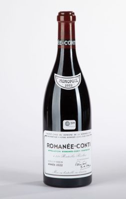 une bouteille de vin posée sur une table