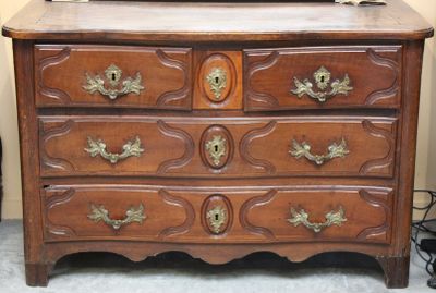 Petite commode en noyer mouluré ouvrant par quatre tiroirs s…